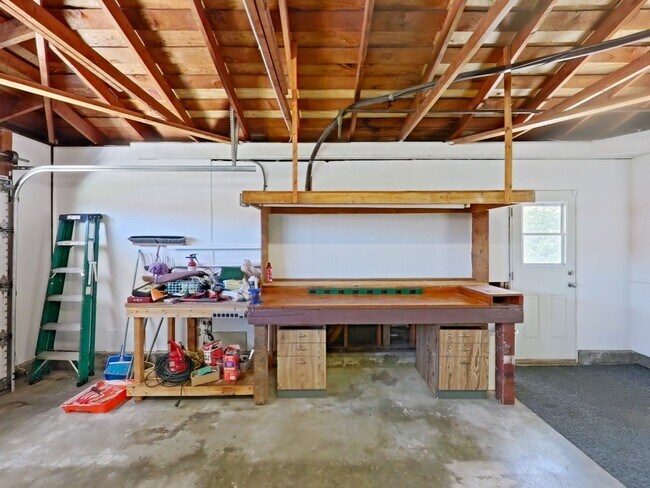 Building Photo - 4 Bedrooms | 2 Bathrooms | 1,574 Sq Ft | Single-Family Home
