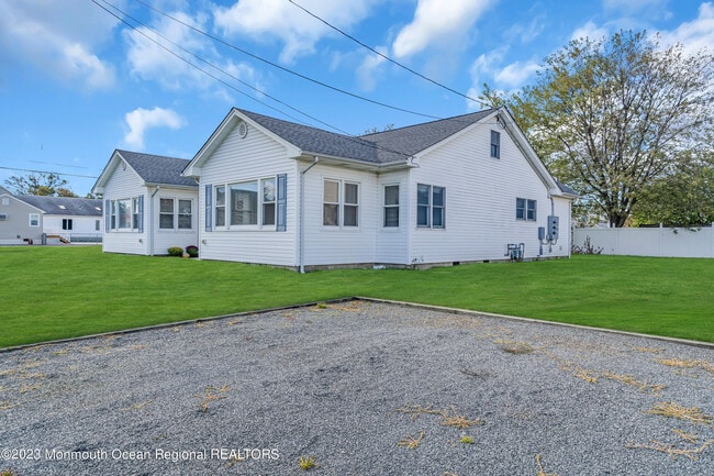 Building Photo - 408 Newport Ave