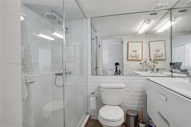 Building Photo - 10000 W Bay Harbor Dr