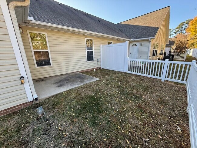 Building Photo - Beautiful 2 Bed 2 Bath Villa with 1 Car Garage! Available now!