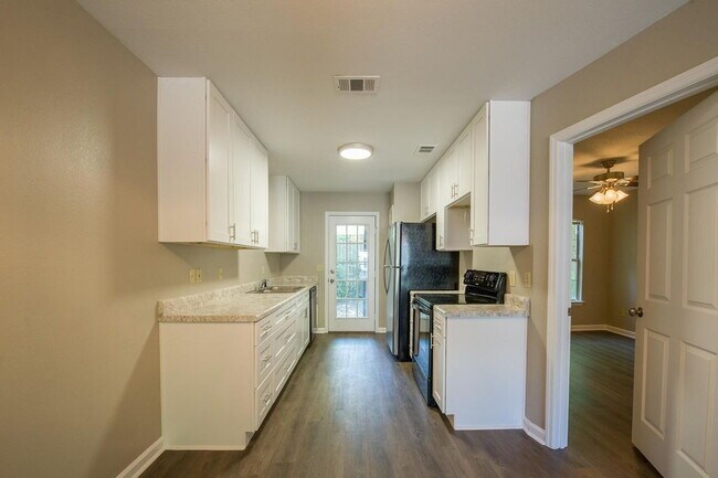 Building Photo - Gorgeous 4 BR 3 BA Town House Right By FSU and TCC!