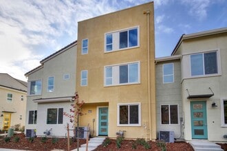 Building Photo - Gorgeous 4 Bedroom 3.5 bath home