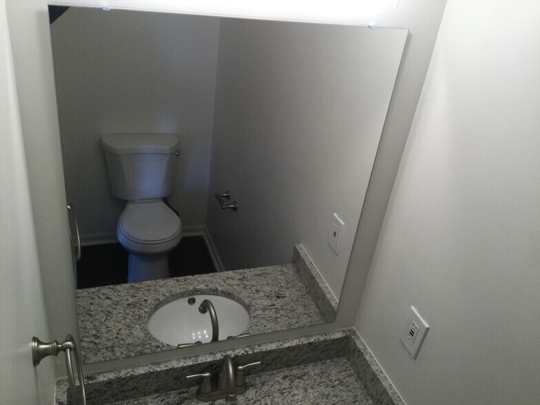 Building Photo - 2831 Coachlight Ln