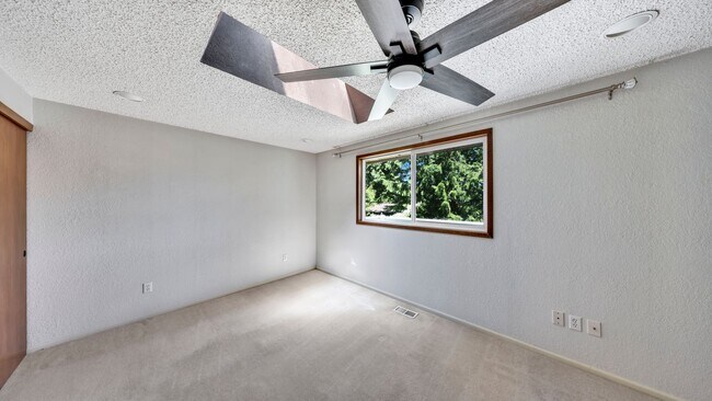 Building Photo - 6127 Parkside Dr
