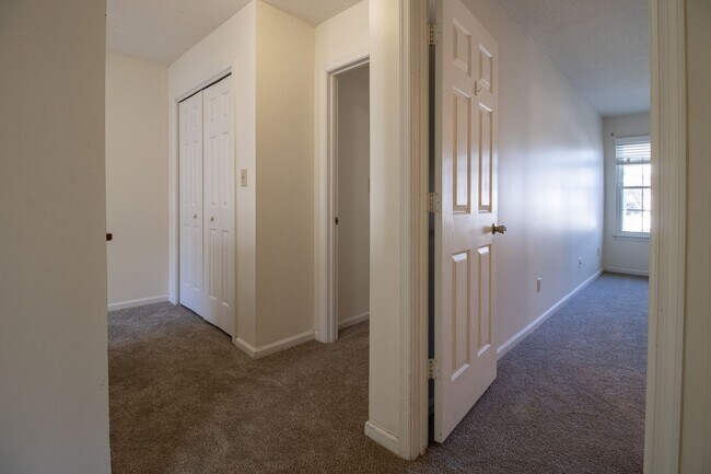 Building Photo - 3 Bedrooms, 2.5 Bathrooms Townhouse Rental