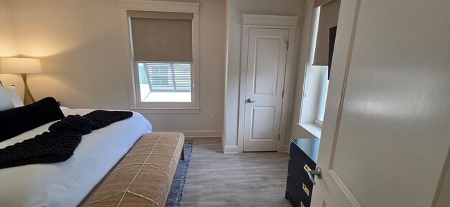 Building Photo - Recently remodeled condo near Baytown Wharf.