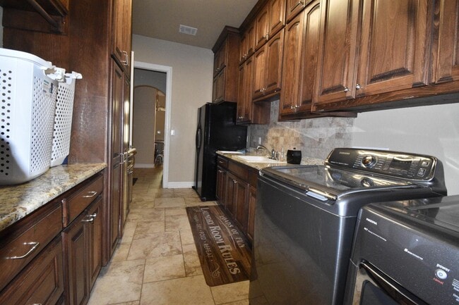 Building Photo - 7871 Oak Creek Trl