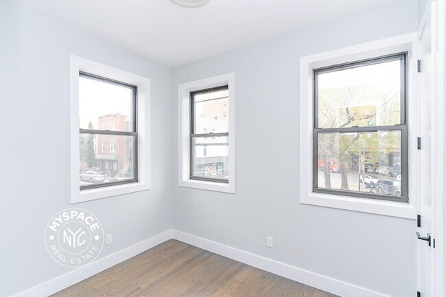 Building Photo - 644 Lorimer St