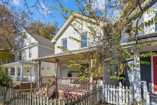 Building Photo - 710 W 31st St