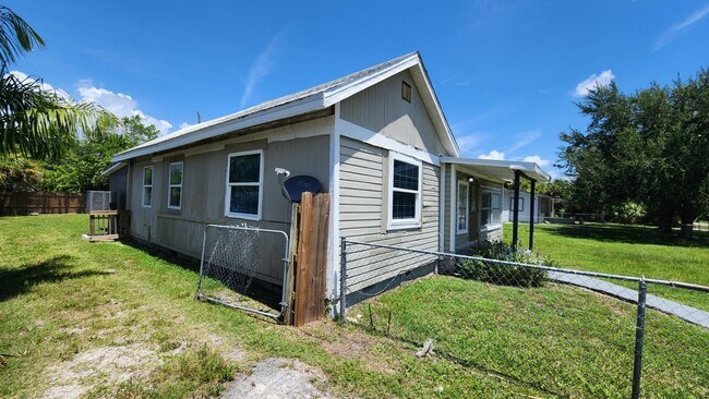 Building Photo - 453 Solana St