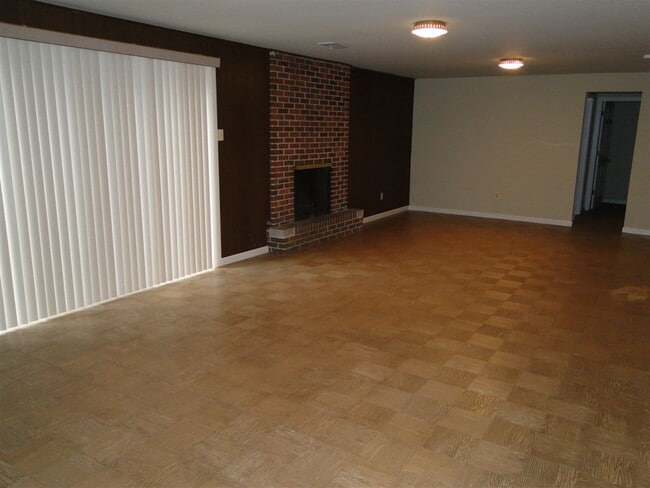 Building Photo - 6930 Birdie Ln