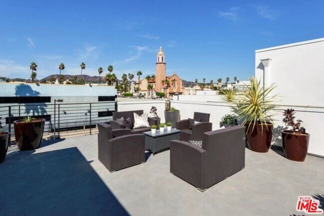 Building Photo - 6685 W Daychar Dr