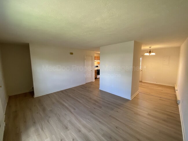 Building Photo - 624 Highview Ct