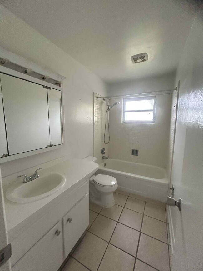 Building Photo - 4 Bedroom Cape Coral
