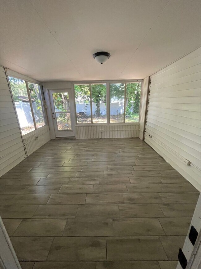 Building Photo - Remodeled 2 Bed 1 Bath Home | Washer/Dryer...