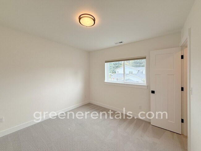 Building Photo - 2545 Natola Dr SE