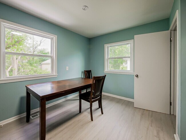 Building Photo - Charming 3BR Home Available Now in Pontiac!