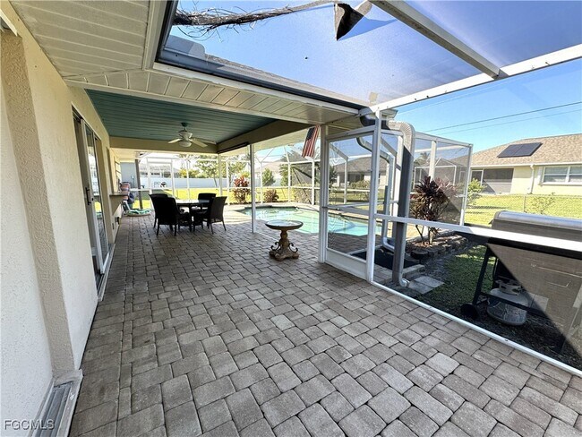 Building Photo - 2520 SW 11th Pl