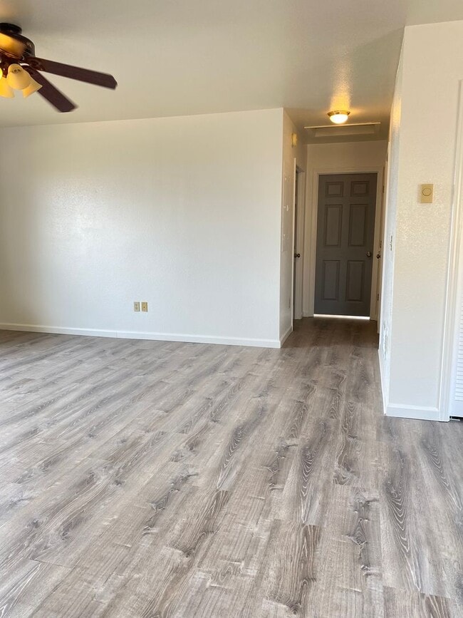Building Photo - Spacious Well Maintained 3 Bedroom - 1 Bat...