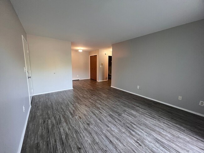 Building Photo - Spacious One Bedroom Apartment - Main Floor!