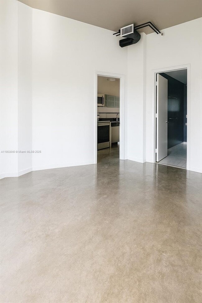 Building Photo - 10 SW South River Dr