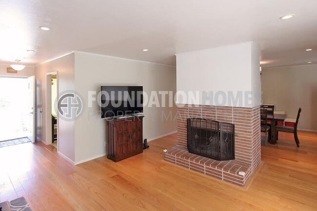 Building Photo - Santa Venetia Charmer 3BD+/2BA-Pool- FOUND...