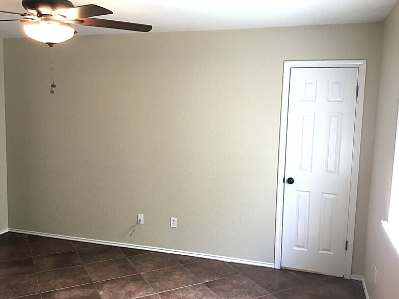 Building Photo - 216 Fall Creek Dr