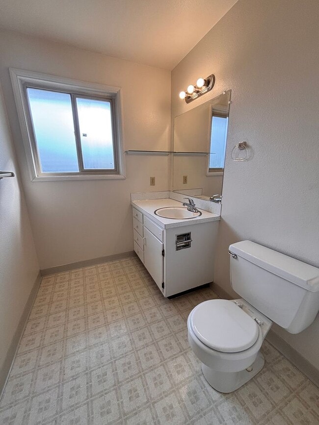 Building Photo - Two Story 2 Bedroom Condo
