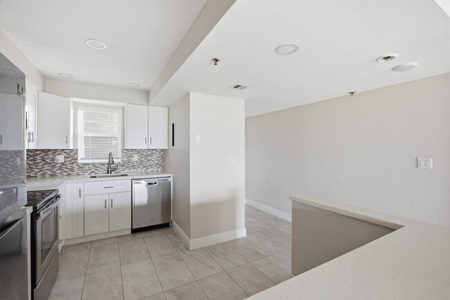 Building Photo - 3100 W Rolling Hills Cir