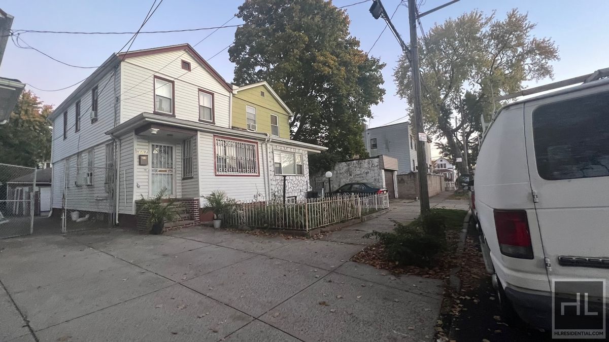 Building Photo - 687 E 46th St