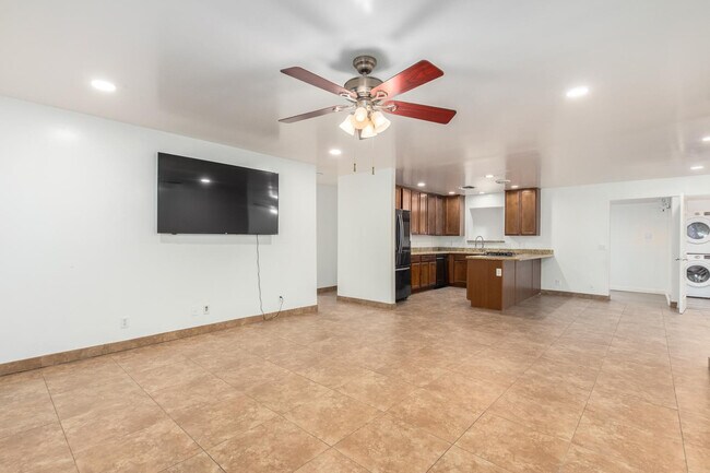 Building Photo - 1100 W 12th St