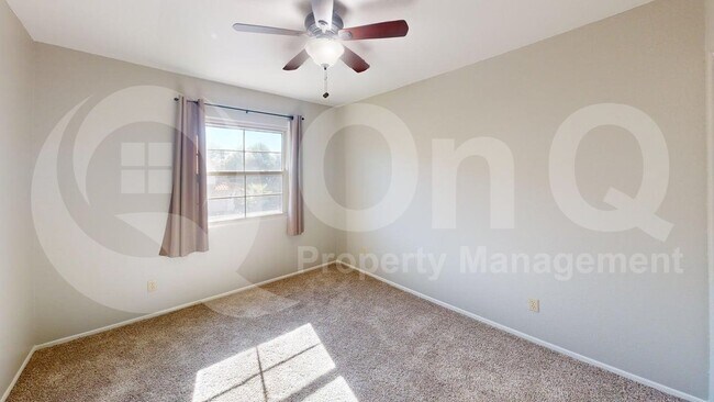 Building Photo - 874 W Port Royal Pl