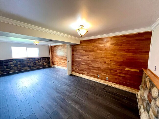 Building Photo - 3 Bedroom 2 Bath Home In the Francis Howel...