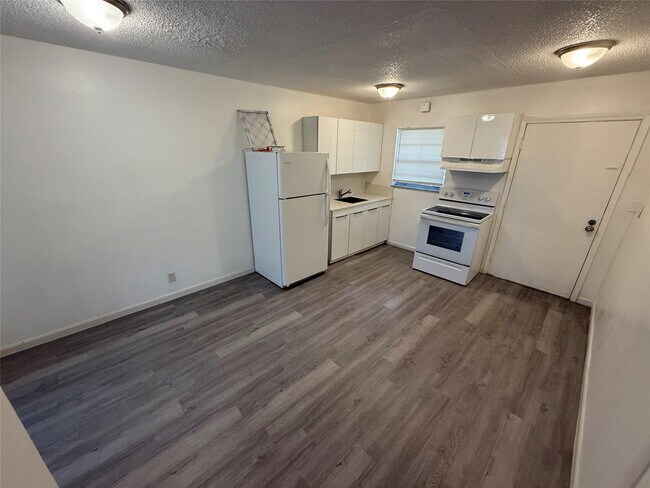 Building Photo - 6840 Pembroke Rd