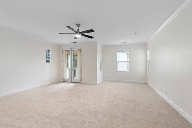 Building Photo - Spacious 3 Bedroom, 3 Bathroom Home with P...