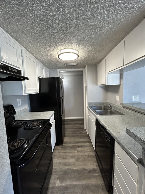 Building Photo - El Jardin Apartments