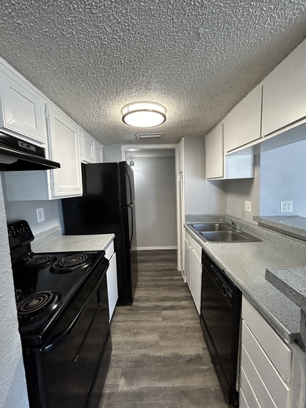 Primary Photo - El Jardin Apartments