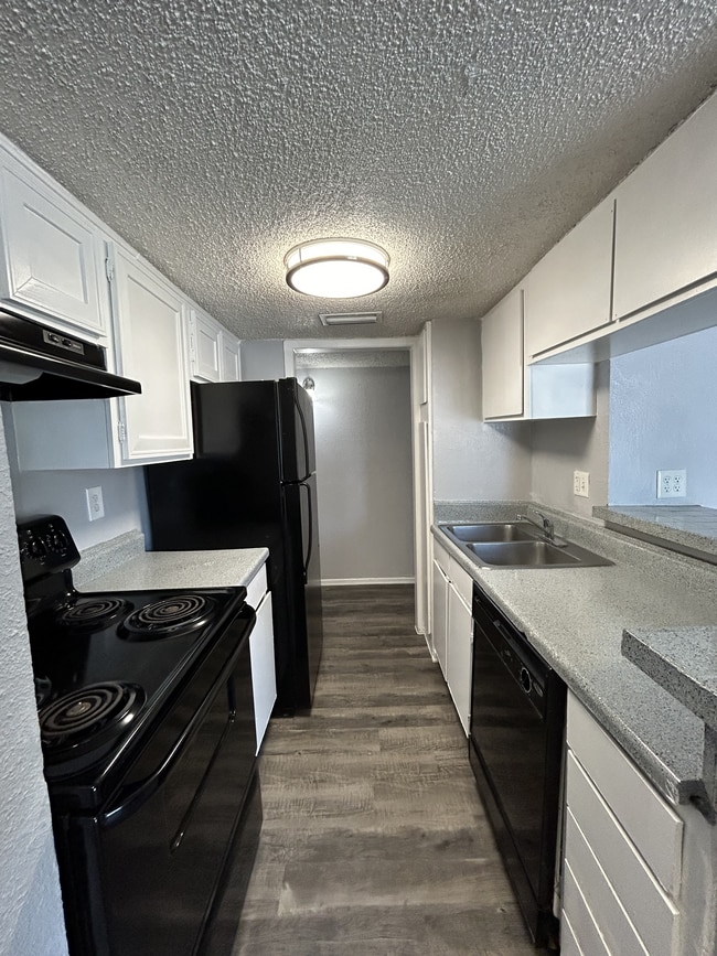 Building Photo - El Jardin Apartments