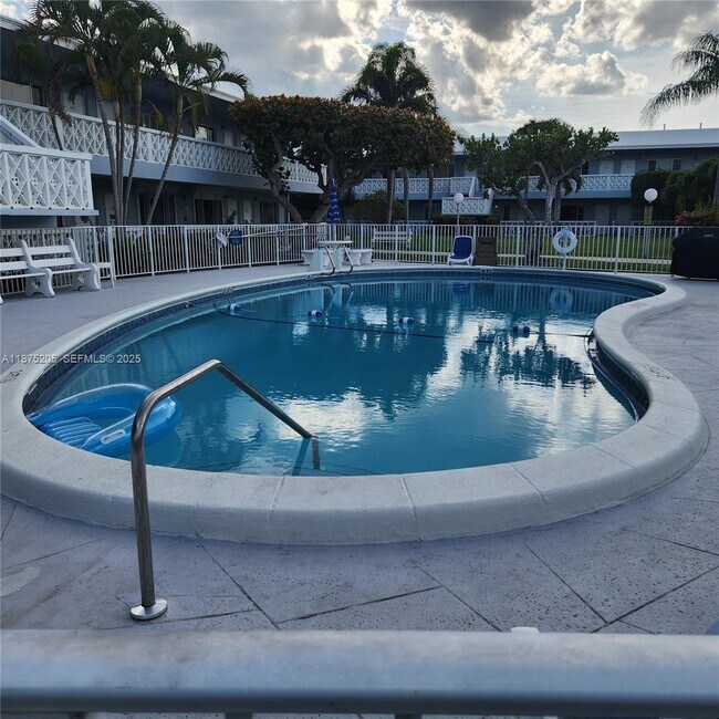 Building Photo - 2170 NE 51st Ct