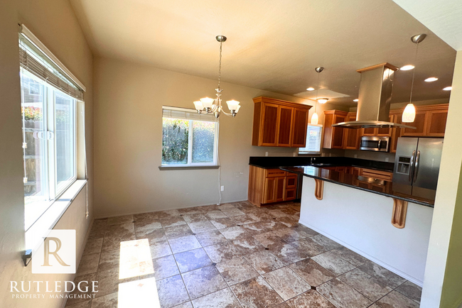 Building Photo - STUNNING 3 Bed/2.5 Bath House in Medford