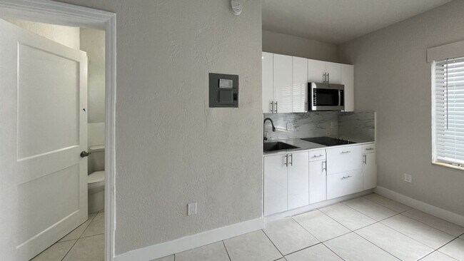 Building Photo - 930 SW 6 St | Little Havana (East Little Havana)
