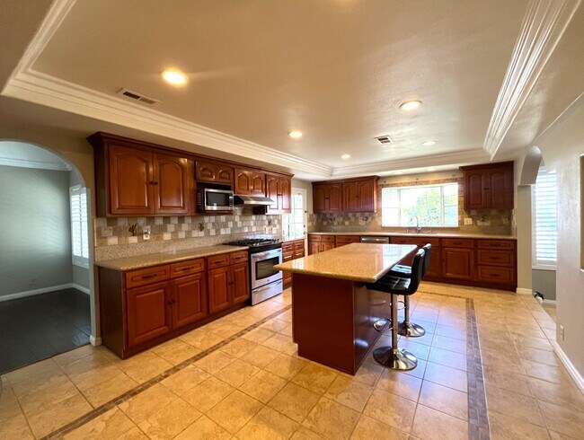 Building Photo - 4 bed, 3 bath located in Anaheim!