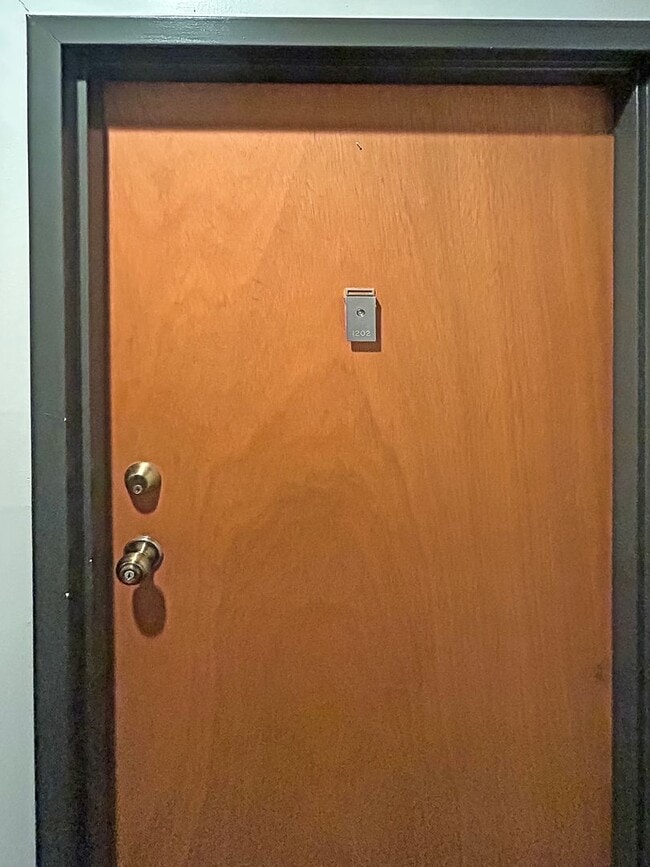 Building Photo - Welcome to this stunning 2-bedroom, 2-bath...