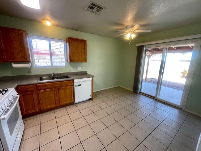 Building Photo - Cute 3 Bedroom Home Near Splash Pad and Hu...