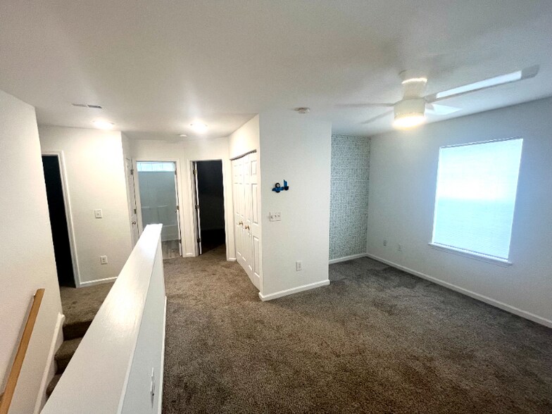 Building Photo - 473 Dandelion Ln