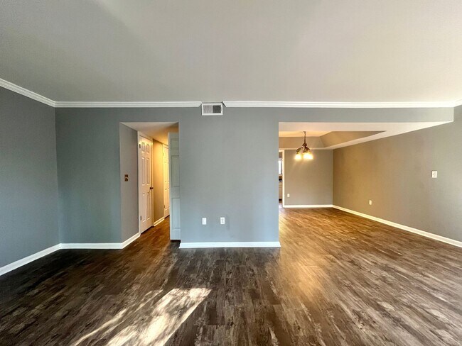 Building Photo - Newly listed!