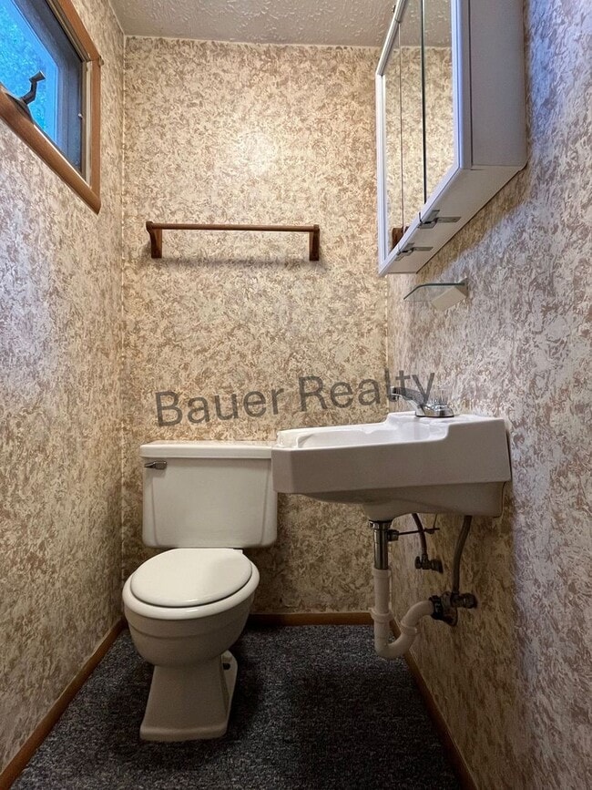 Building Photo - Three Bedroom Near Brookside Park