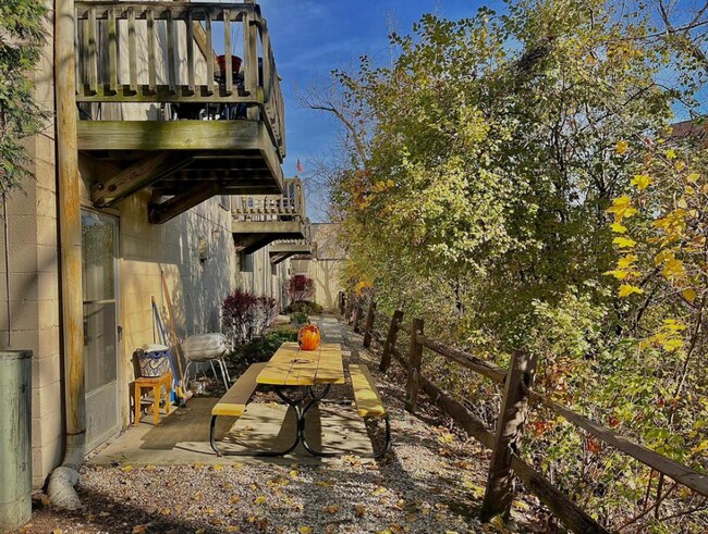 Building Photo - Summit