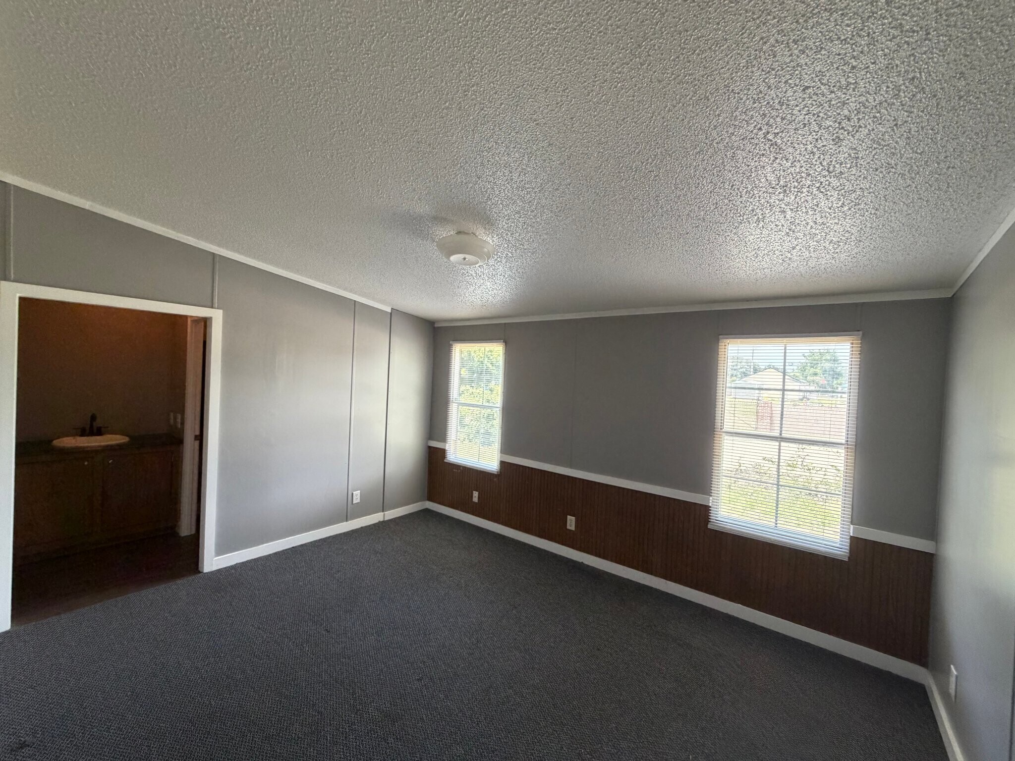 Building Photo - 2611 Warhorse St