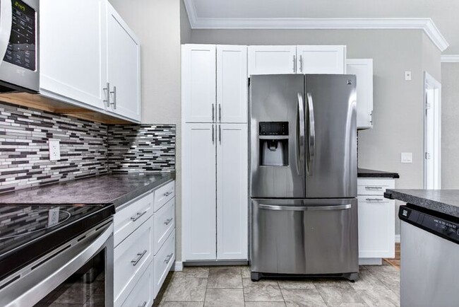 Building Photo - Immaculately updated 3/2.5 Three-Story Maitland Condo in Visconti!